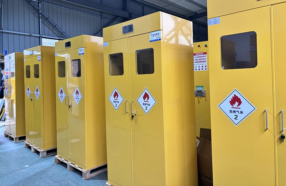 Zakaj kemikalije potrebujejo profesionalne varnostne omare?